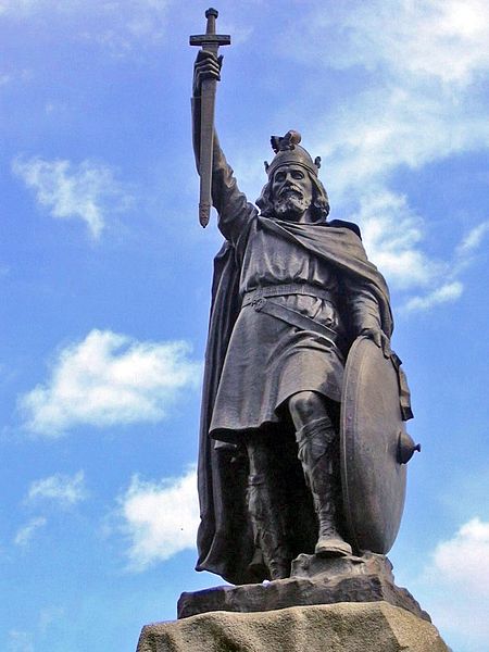 Alfred the Great's statue at Winchester. Hamo Thornycroft's bronze statue erected in 1899, the 1,000th anniversary of the death of Alfred the Great. Attribution: Odejea