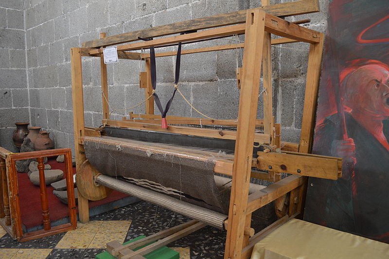 Pedal loom on display at the City Museum in Huamantla, Tlaxcala, Mexico. Attribution: AlejandroLinaresGarcia