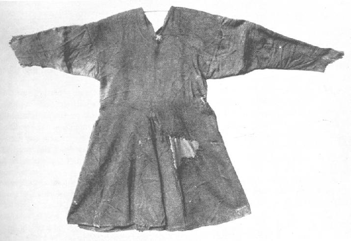 The tunic found together with Nederfrederiksmose Man (also known as Kraglund Man or Frederiksdal Man) which was a bog body found on May 25th 1898 in Fattiggårdens mose near the village Kragelund, north west of Silkeborg, Denmark. The find dates to 1099 AD. Photo: Wikimedia Commons