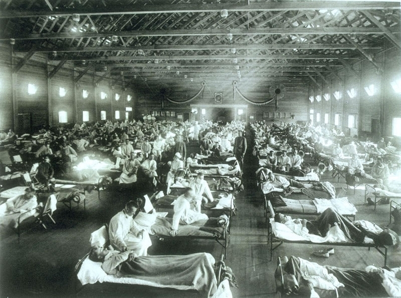 Historical photo of the 1918 Spanish influenza ward at Camp Funston, Kansas, showing the many patients ill with the flu. Photo: U.S. Army Photographer, from Wikimedia Commons