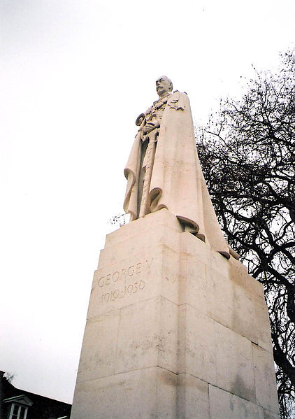 This is a great statue of King George V, but wouldn't you rather have a pool? Photo: Darwinek via Wikimedia Commons