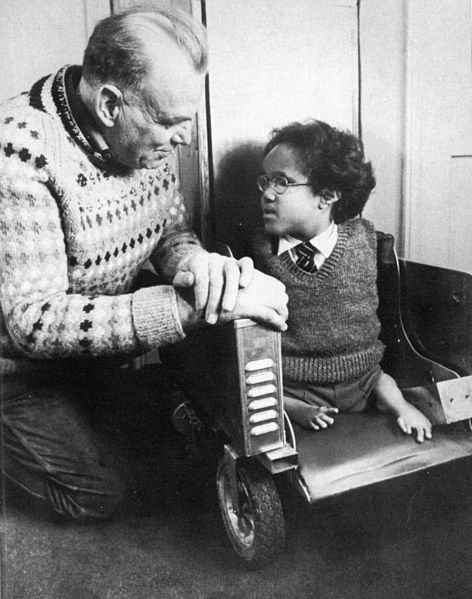 Photograph of Terry Wiles (right) who was born with phocomelia due to thalidomide. Original Source: http://www.terrywiles.20m.com/ via Wikimedia Commons.