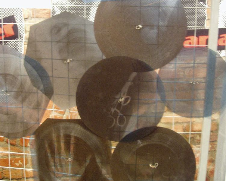 "Rock on bones" Gramophone record (USSR, 1950-s). Gallery "Vinzavod", Moscow. Photo: Dmitry Rozhkov via Wikimedia Commons