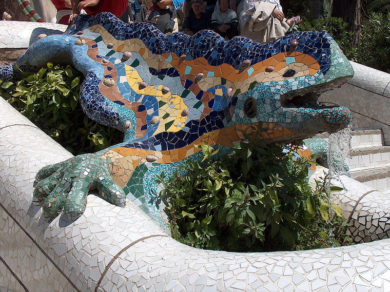 The famous mosaic salamander at Park Guell. Photo by Valérie et Agnès via Wikimedia Commons.