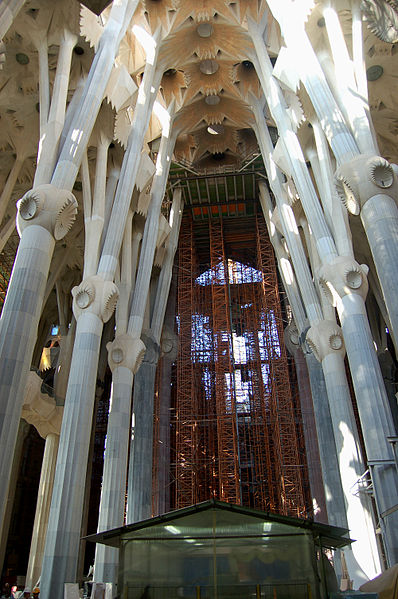 Sagrada Familia interior. Photo by Charles Curling via Wikimedia Commons.