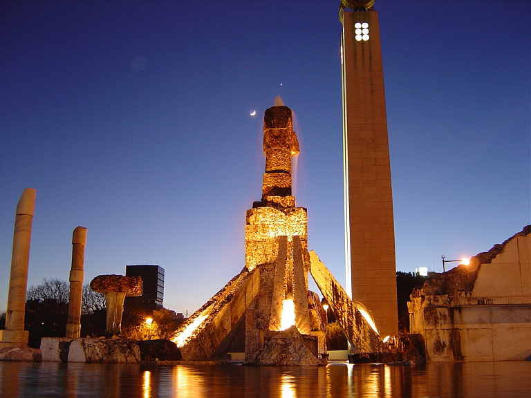 Monument to the Revolution of 25 April, Lisbon, Portugal. Photo by Francisco Santos via Wikimedia Commons